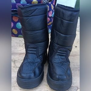 Kids size 1 brand wfs snow boots